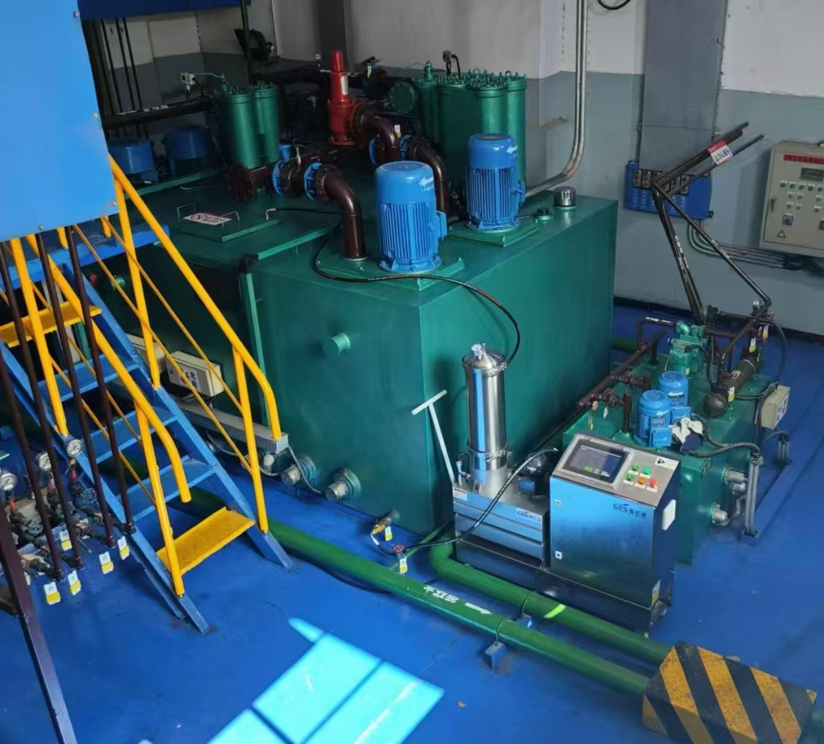 水泥辊压机稀油站在线监测及过滤